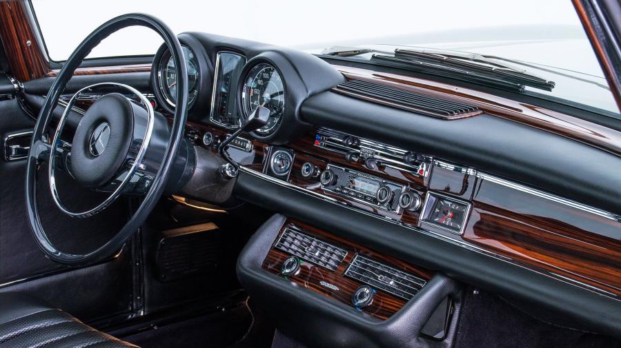 Торпедо Mercedes-Benz 280 SE 3.5 Coupe (W111) 1970 года  (фото 20 из 20)